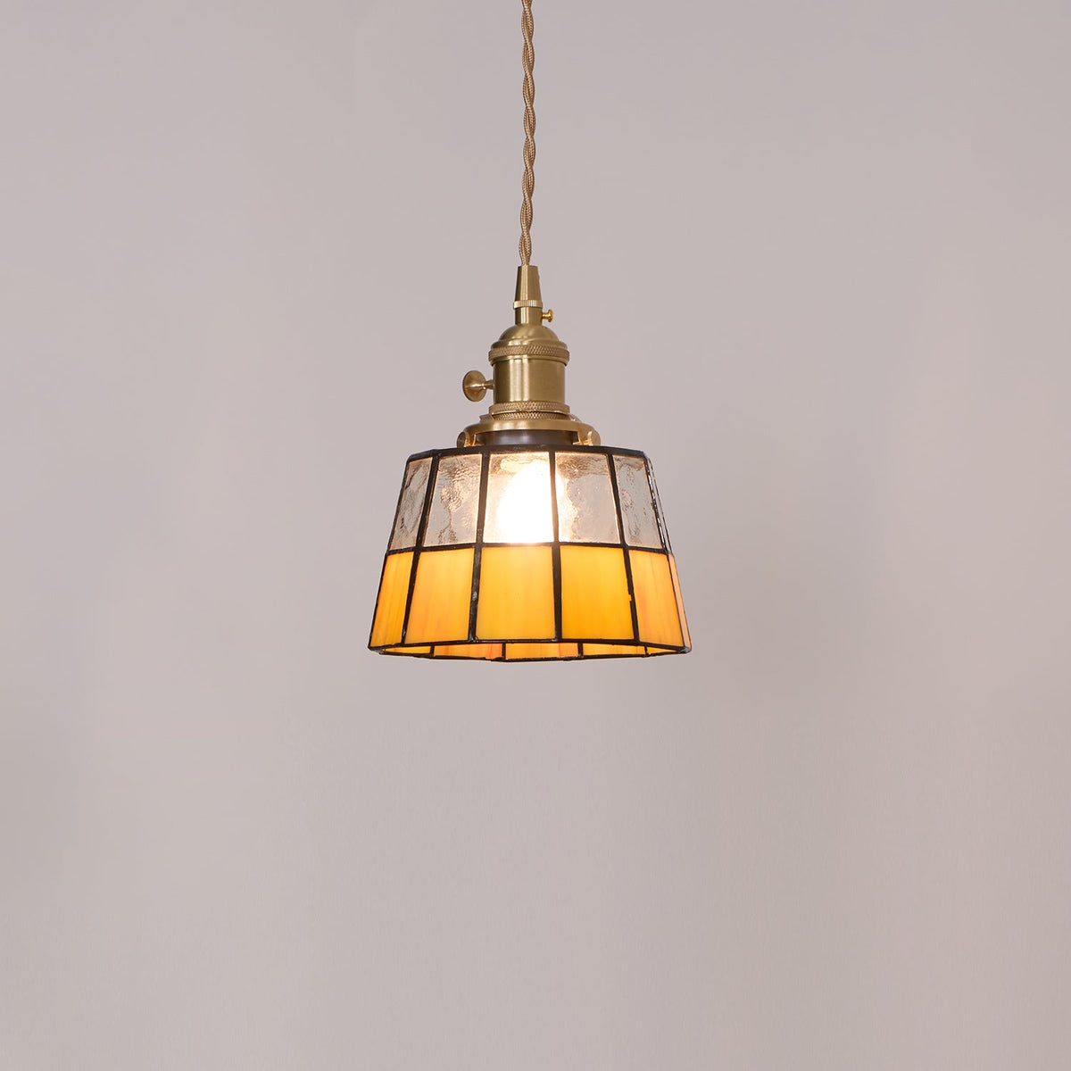 Lámpara colgante de vidrio esmerilado con patrón vintage y detalles en latón estilo retro