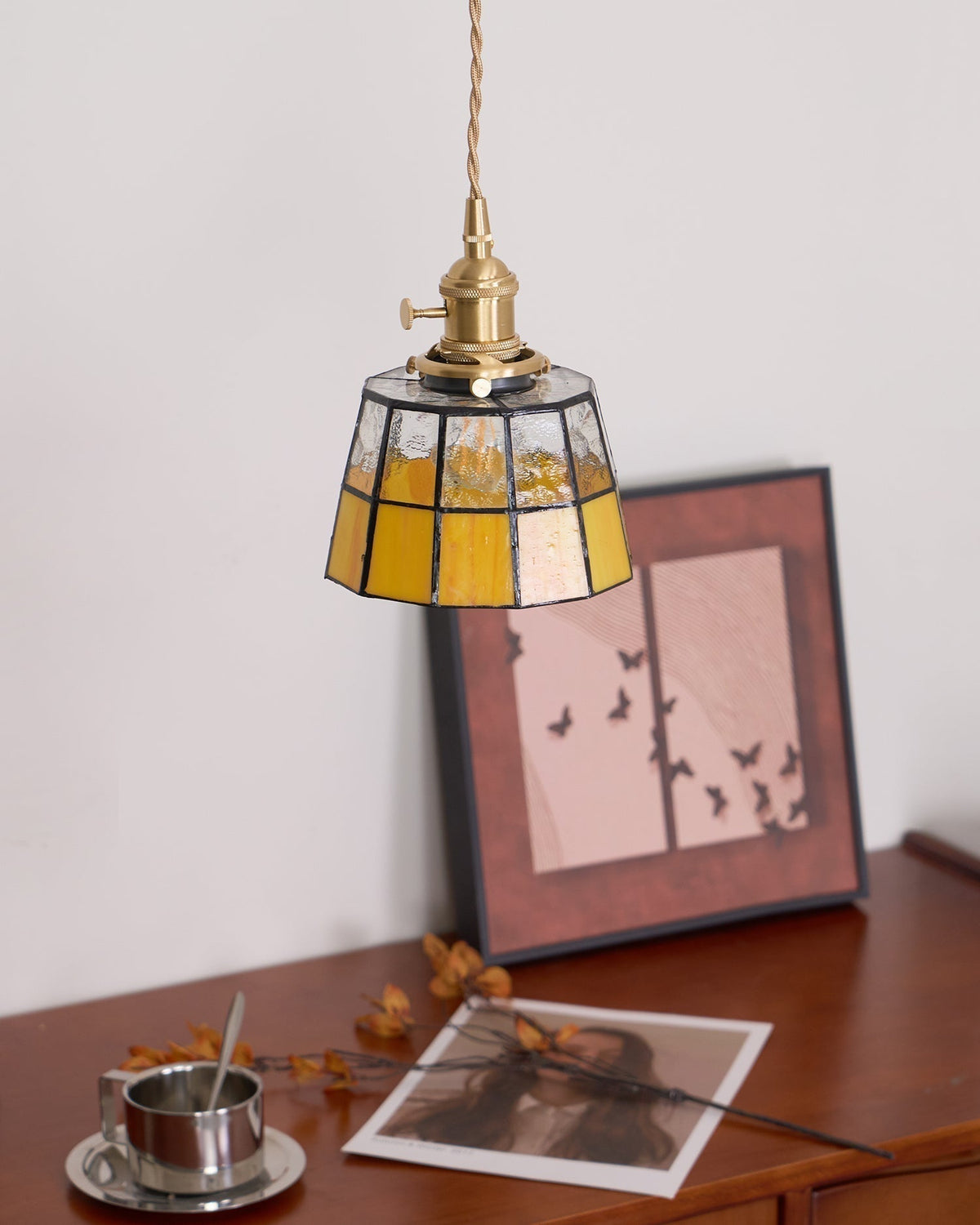 Lámpara colgante de vidrio esmerilado con patrón vintage y detalles en latón estilo retro