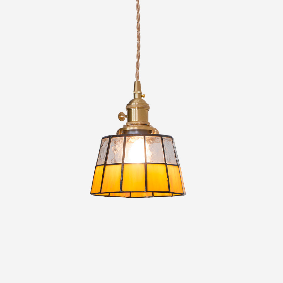 Lámpara colgante de vidrio esmerilado con patrón vintage y detalles en latón estilo retro