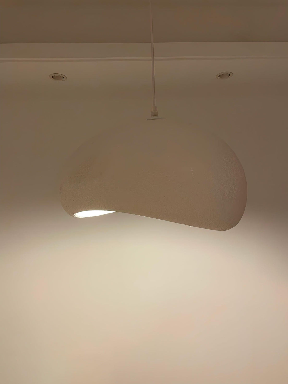 Lámpara colgante moderna con pantalla curva orgánica y textura suave