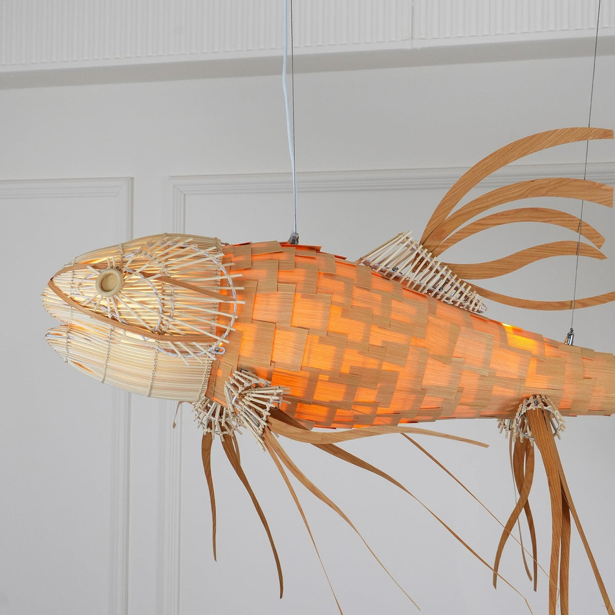 Lámpara de araña Koi de madera con listones superpuestos