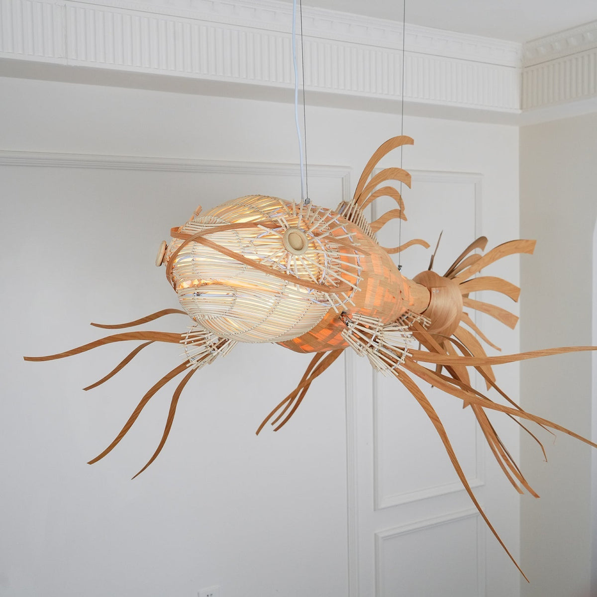 Lámpara de araña Koi de madera con listones superpuestos