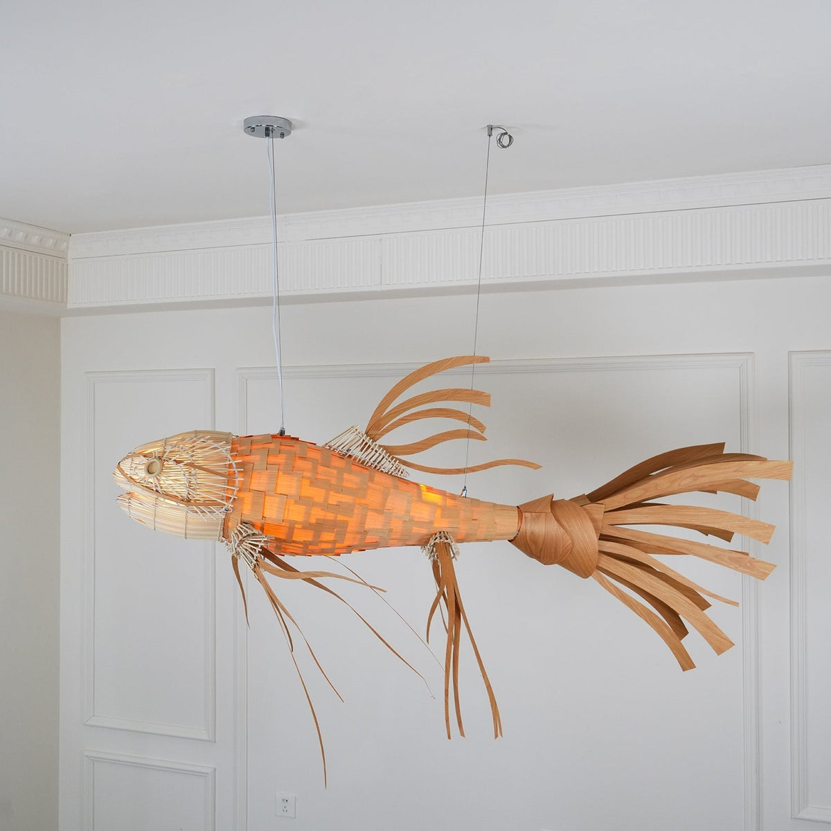 Lámpara de araña Koi de madera con listones superpuestos