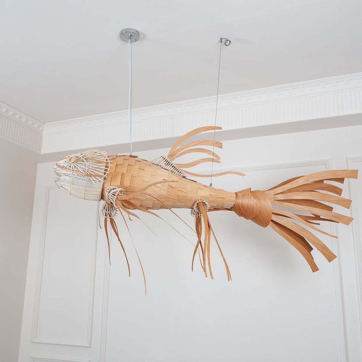 Lámpara de araña Koi de madera con listones superpuestos