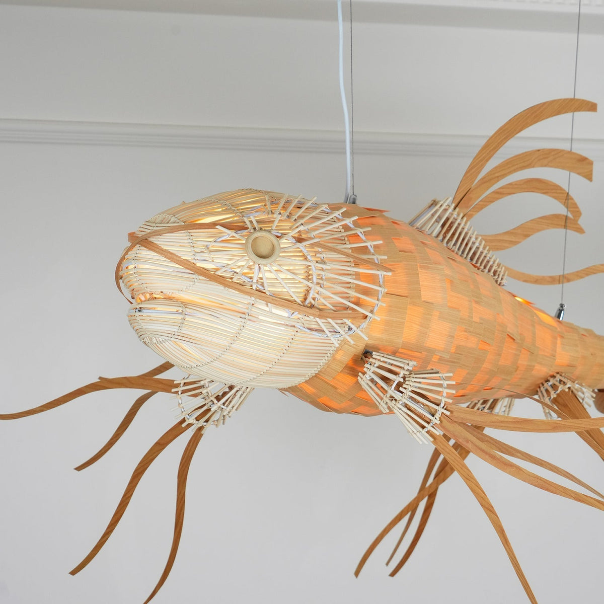 Lámpara de araña Koi de madera con listones superpuestos