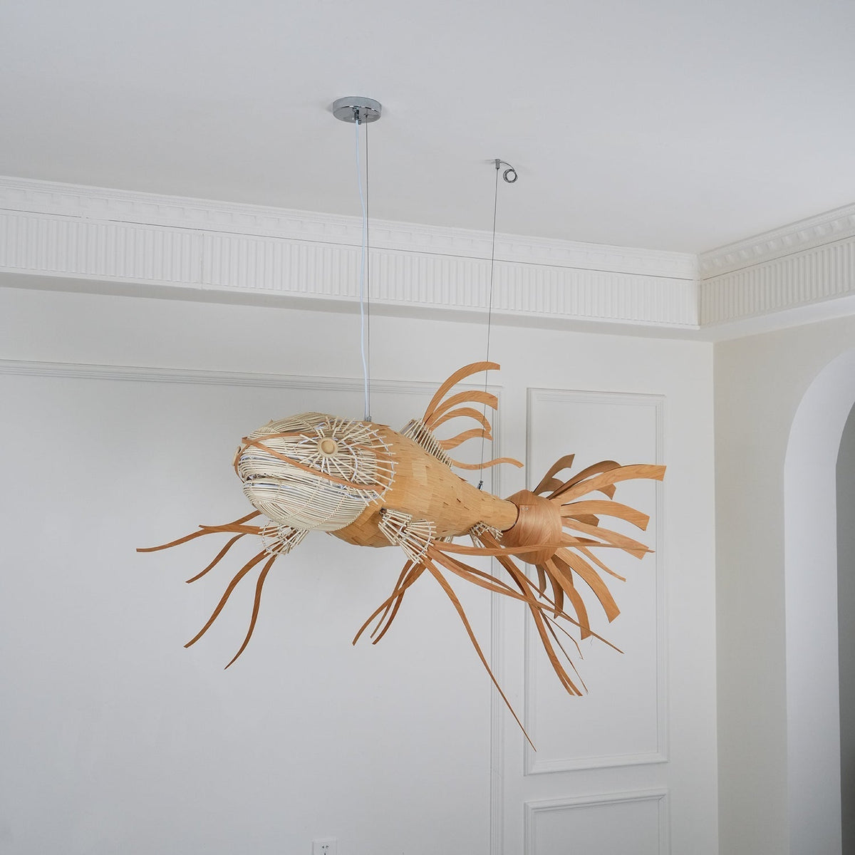 Lámpara de araña Koi de madera con listones superpuestos