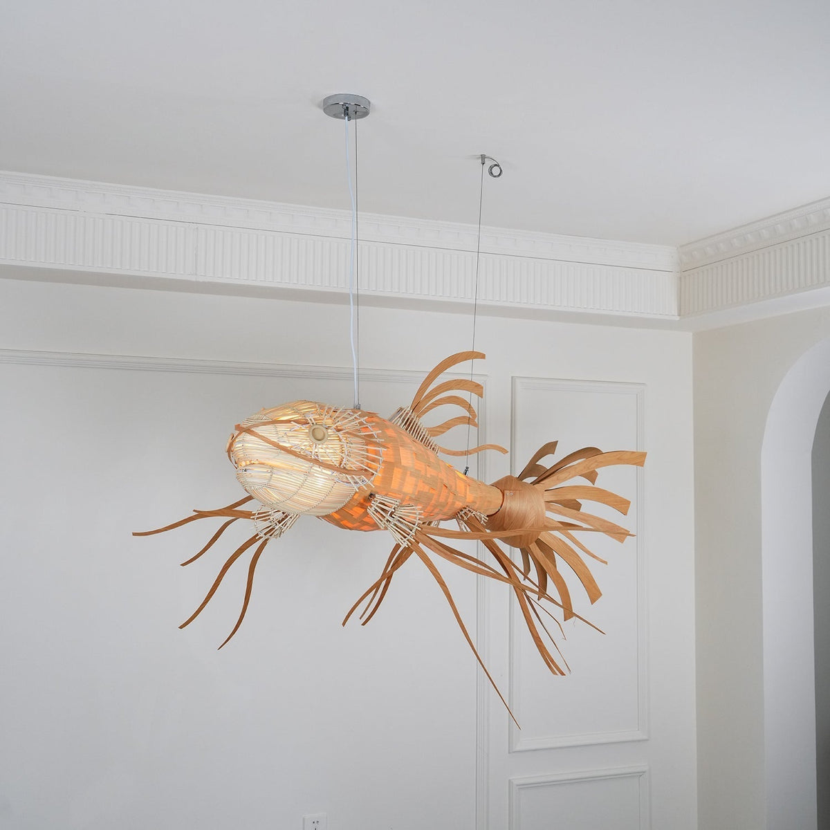 Lámpara de araña Koi de madera con listones superpuestos