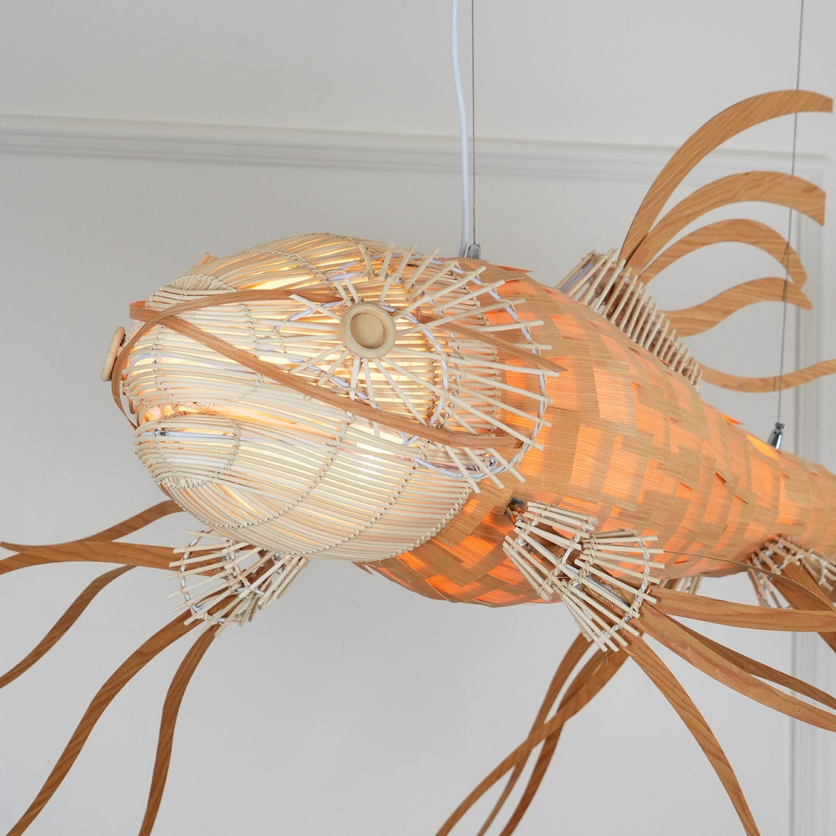 Lámpara de araña Koi de madera con listones superpuestos