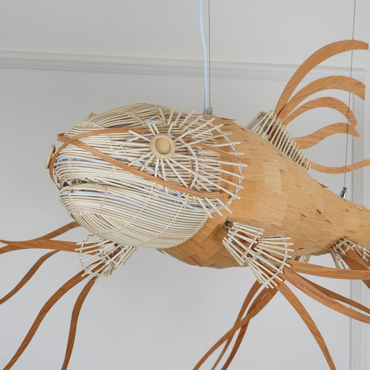 Lámpara de araña Koi de madera con listones superpuestos
