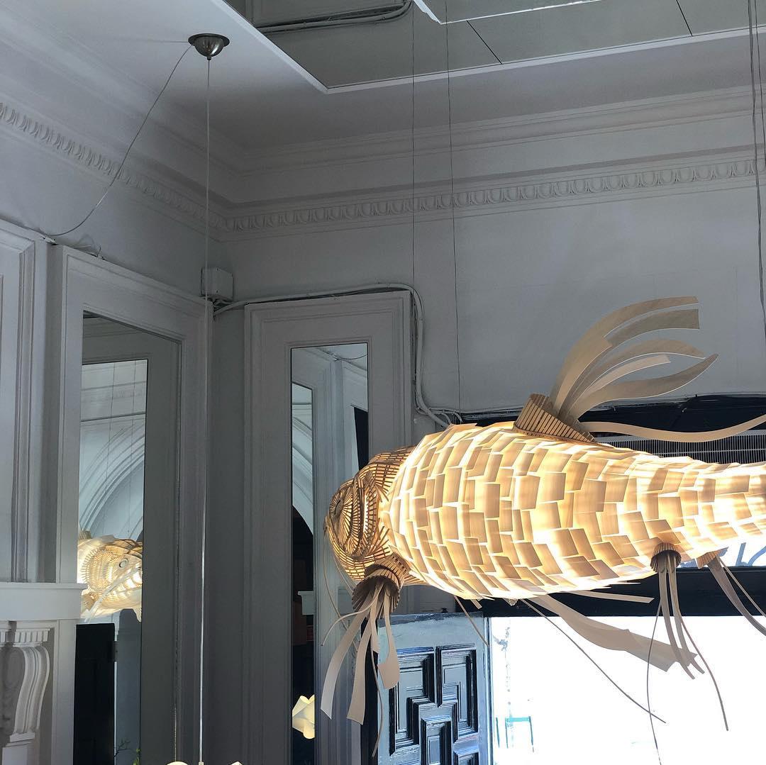 Lámpara de araña Koi de madera con listones superpuestos