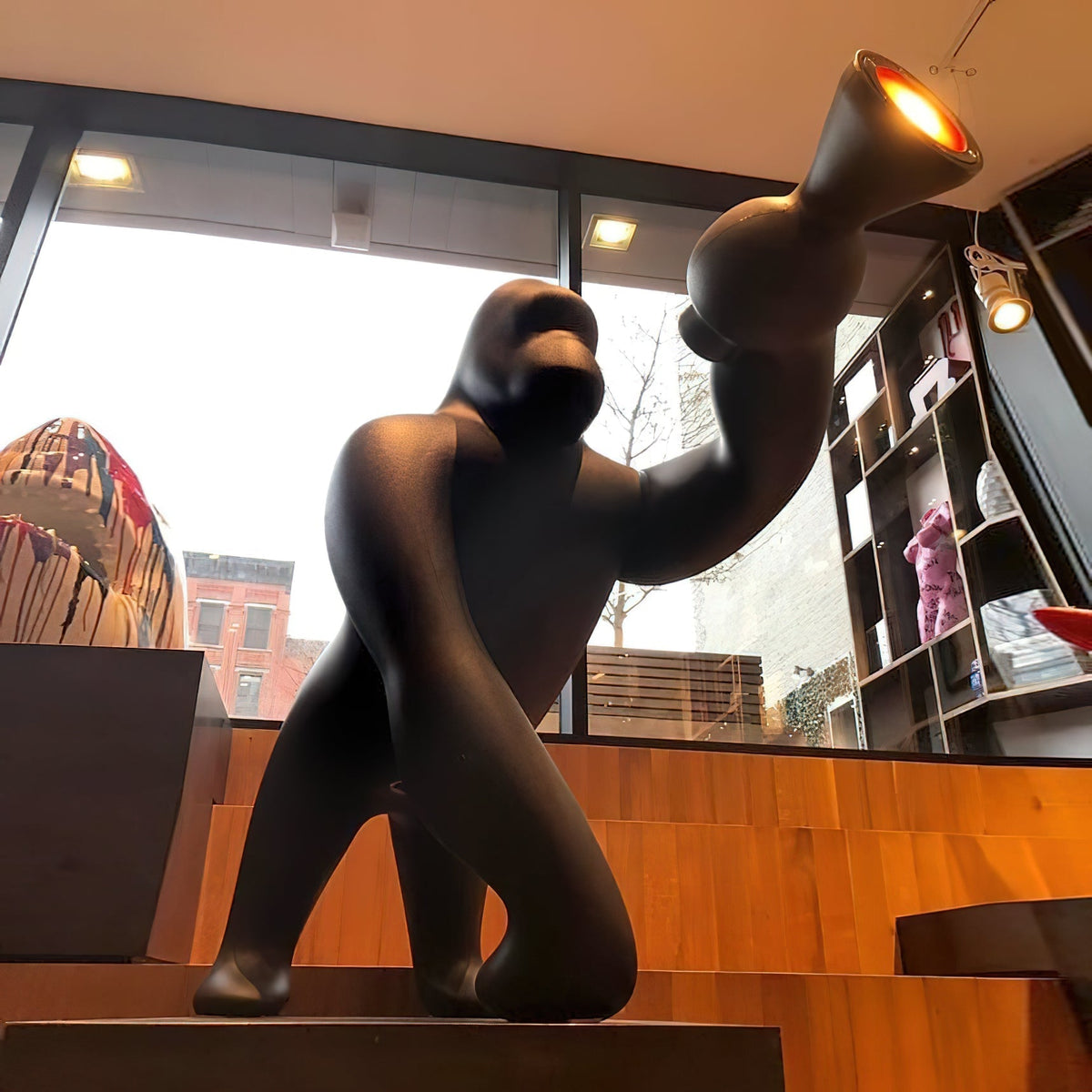 Zasolil lámpara de pie artística de resina Gorilla