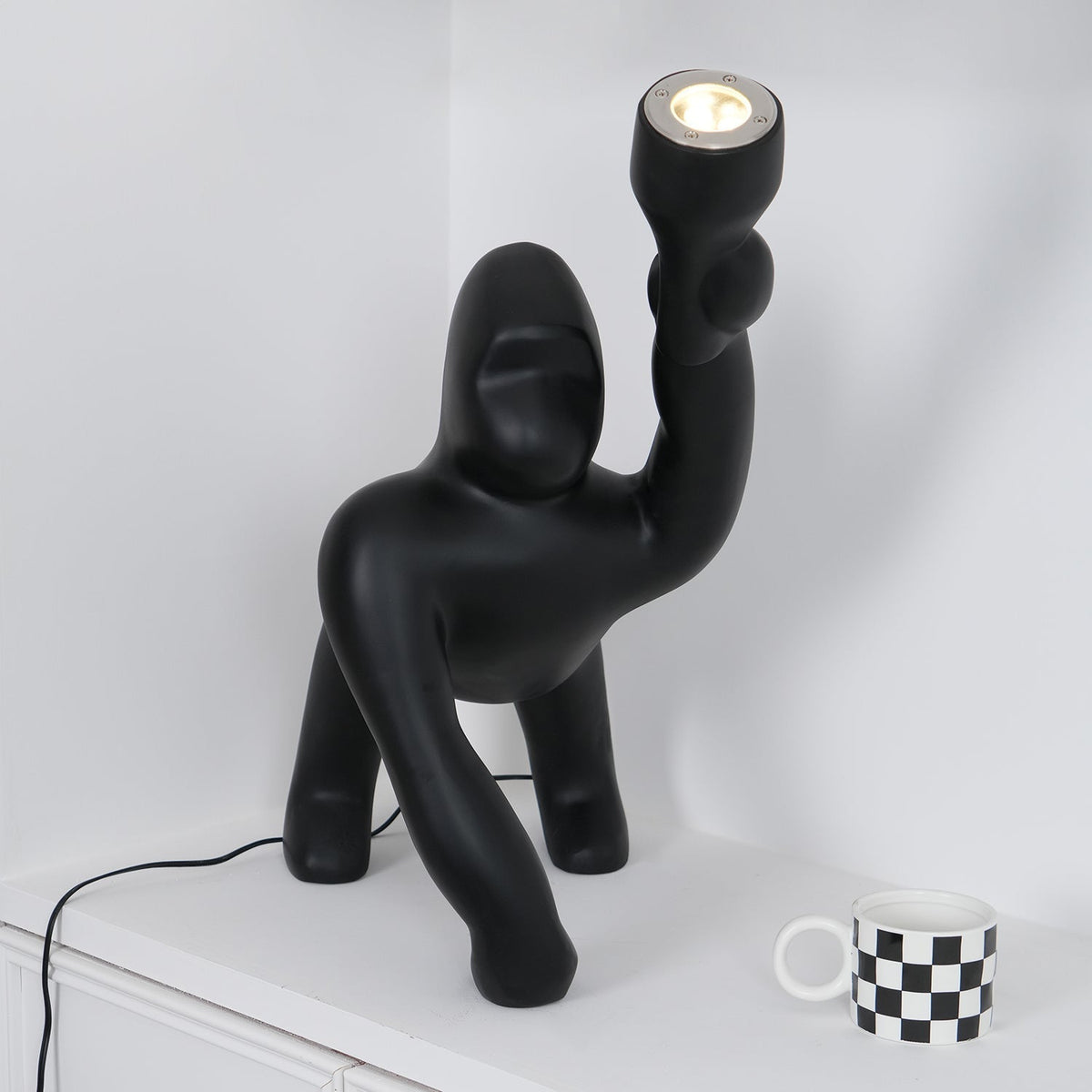 Zasolil lámpara de pie artística de resina Gorilla
