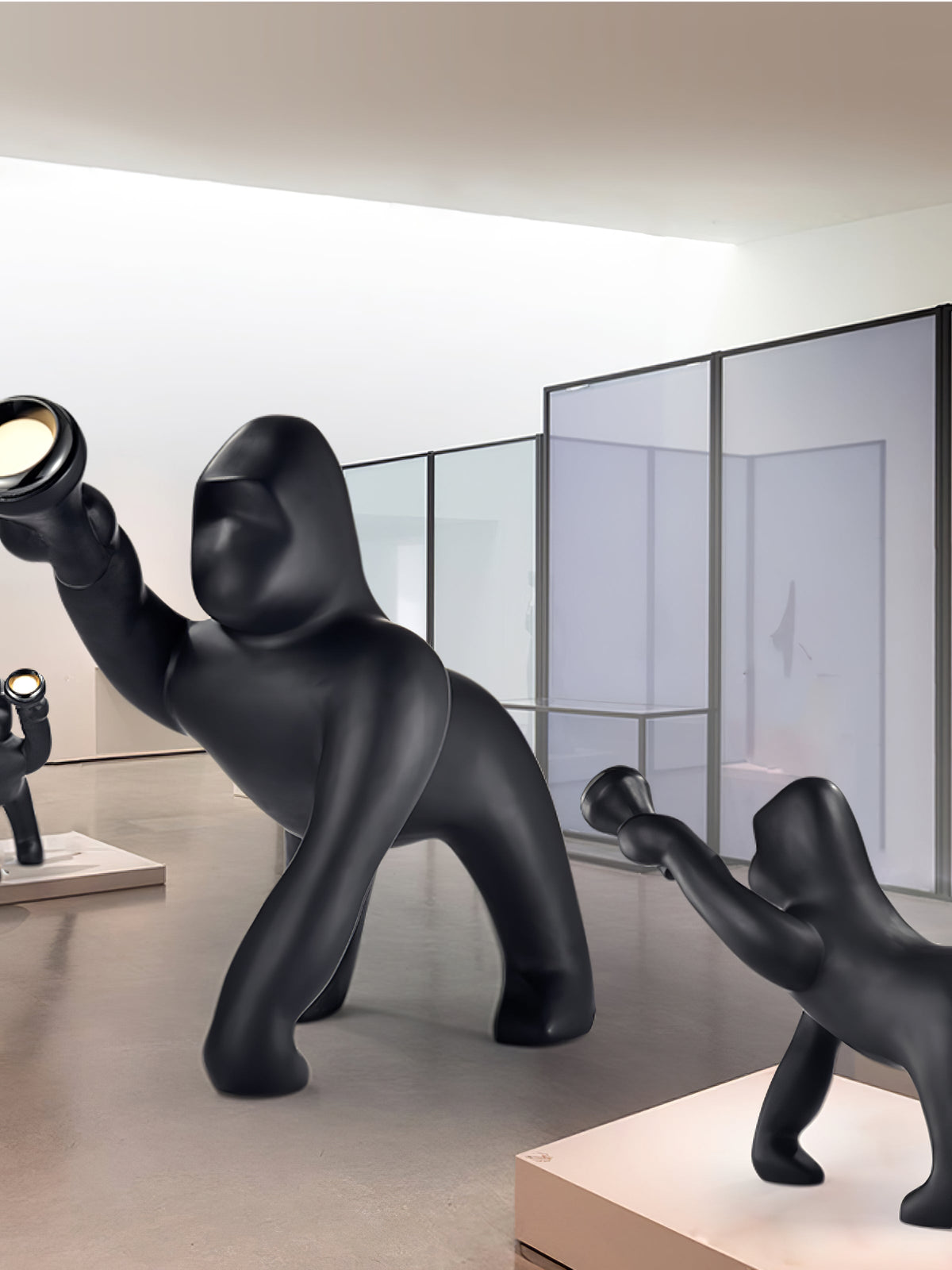 Zasolil lámpara de pie artística de resina Gorilla