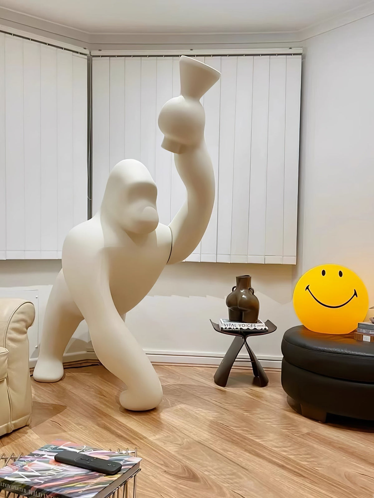 Zasolil lámpara de pie artística de resina Gorilla