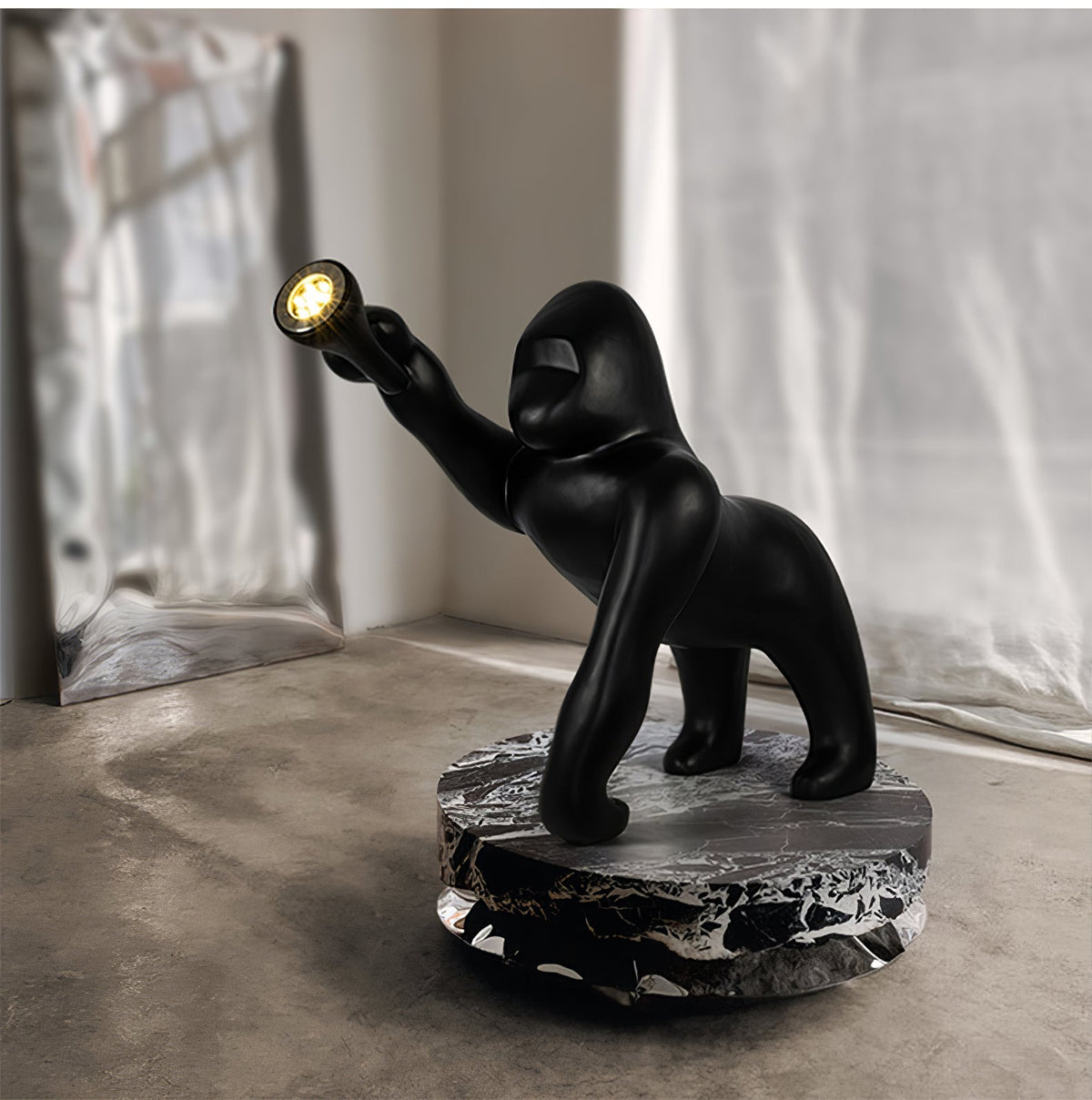 Zasolil lámpara de pie artística de resina Gorilla