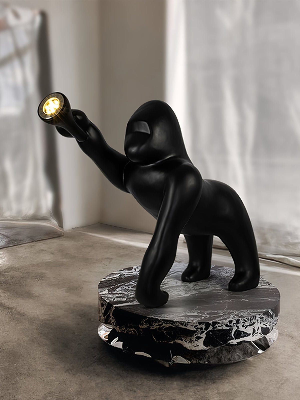 Zasolil lámpara de pie artística de resina Gorilla