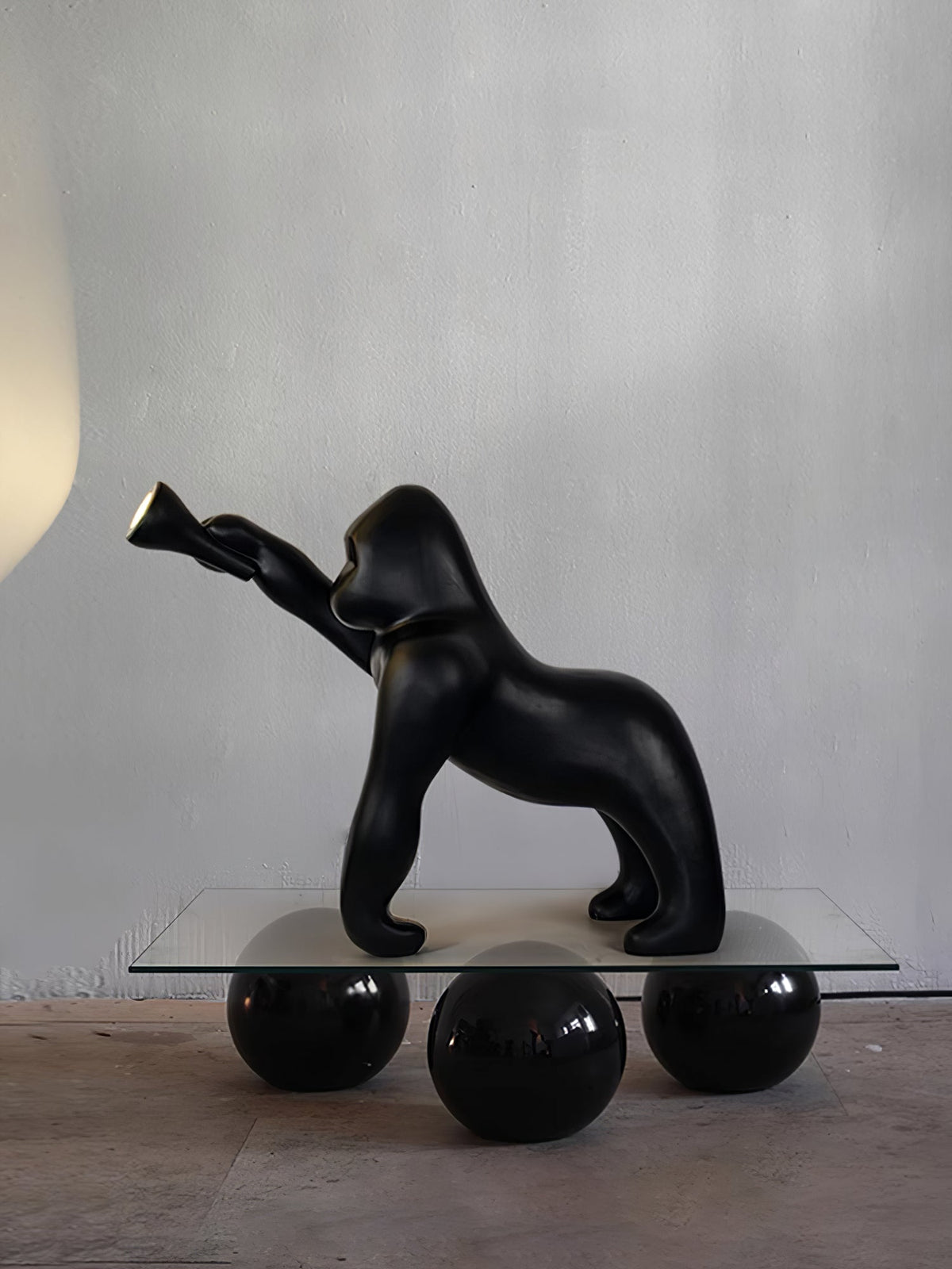 Zasolil lámpara de pie artística de resina Gorilla