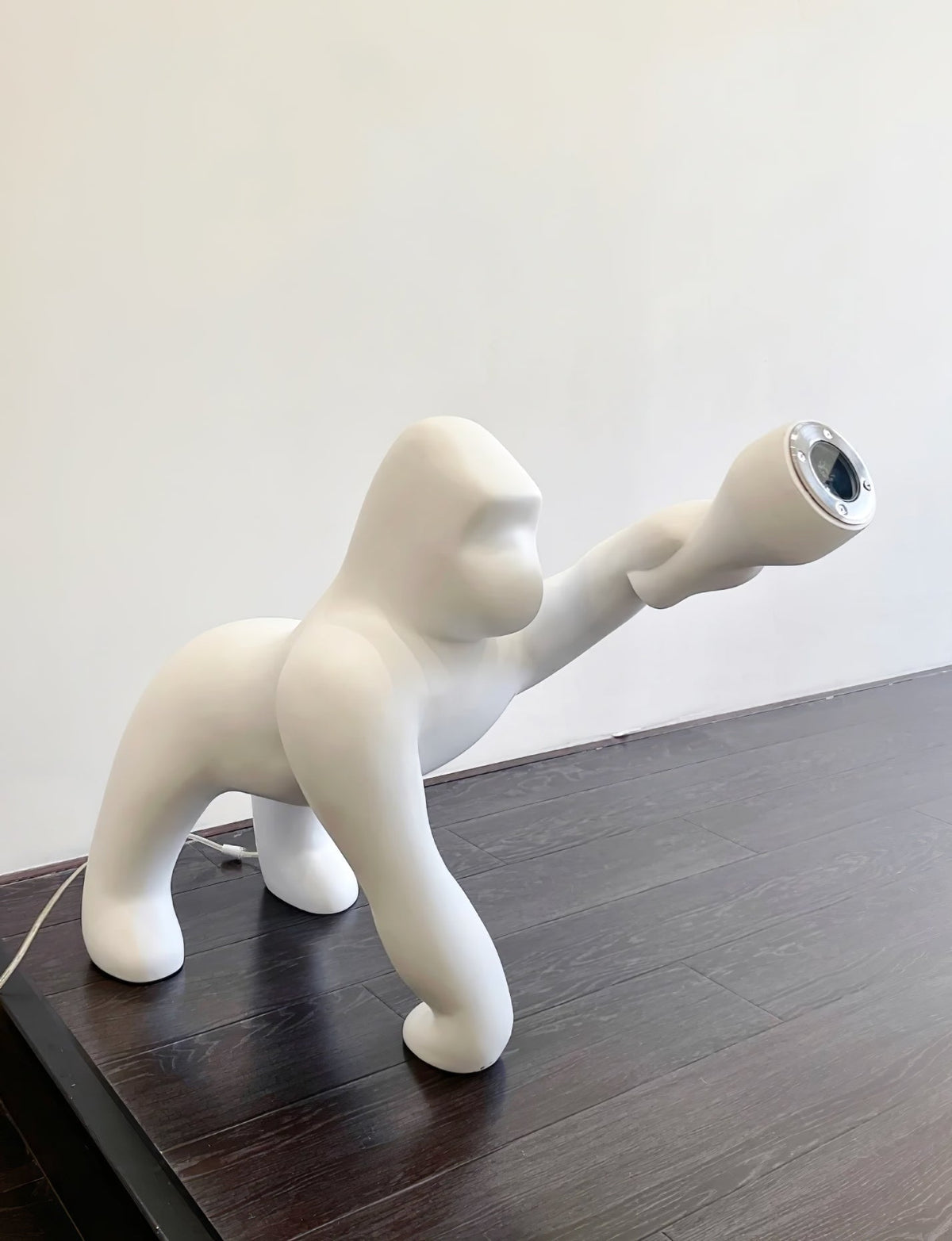 Zasolil lámpara de pie artística de resina Gorilla