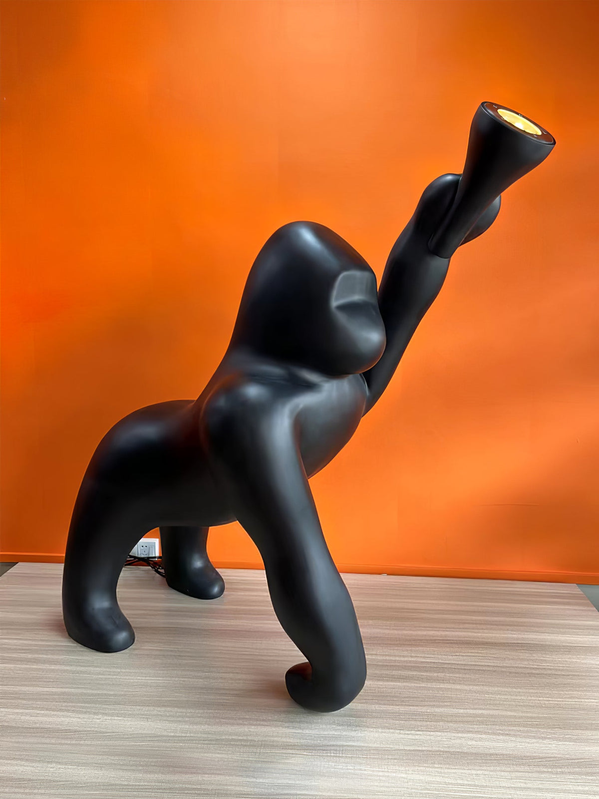 Zasolil lámpara de pie artística de resina Gorilla