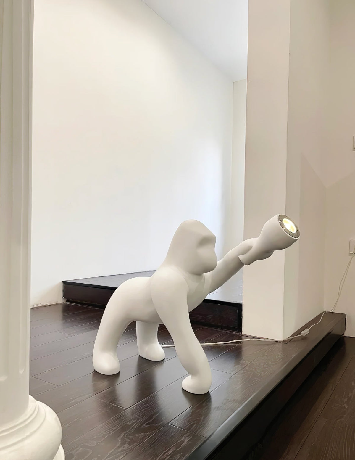 Zasolil lámpara de pie artística de resina Gorilla