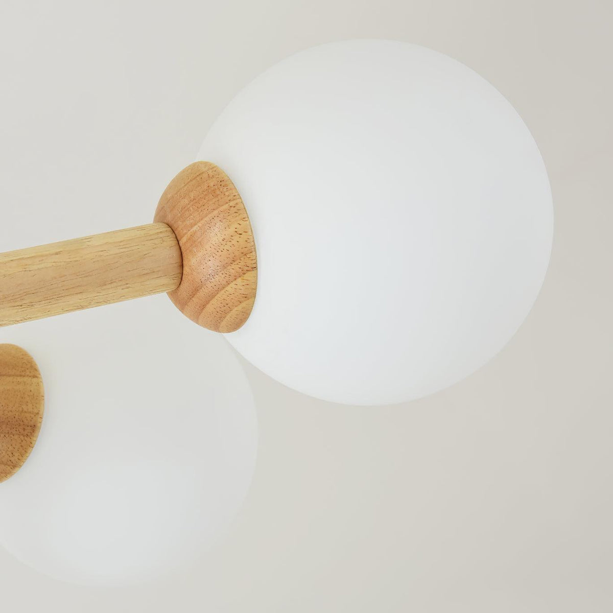 Kalds lámpara de araña de madera minimalista con esfera natural