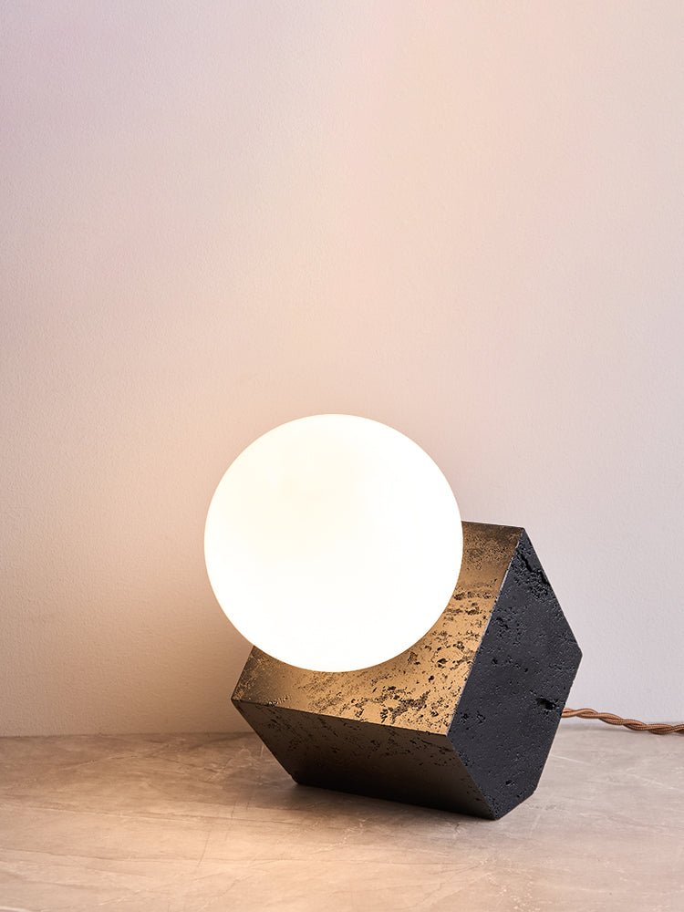 Milo lámpara de mesa minimalista negra de travertino