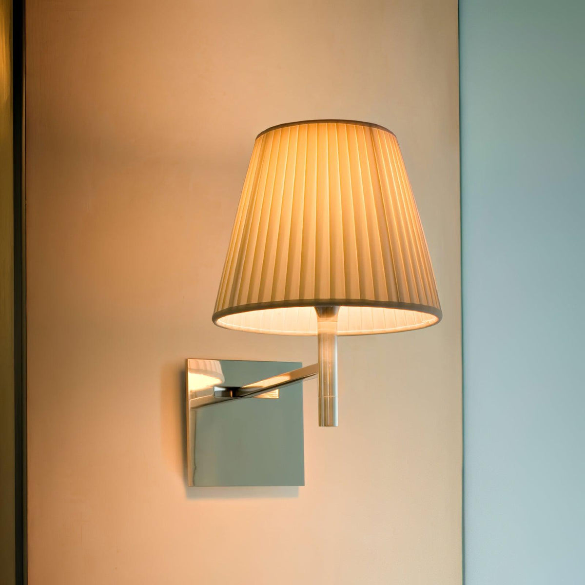 Orsore aplique de pared con tejido y prismas cromados