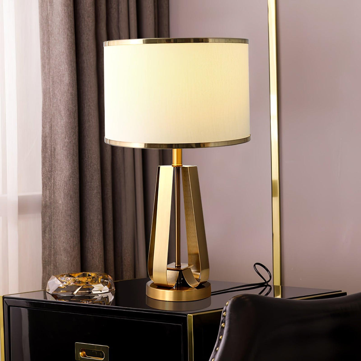 Linorira lámpara de mesa Luxe con tejido