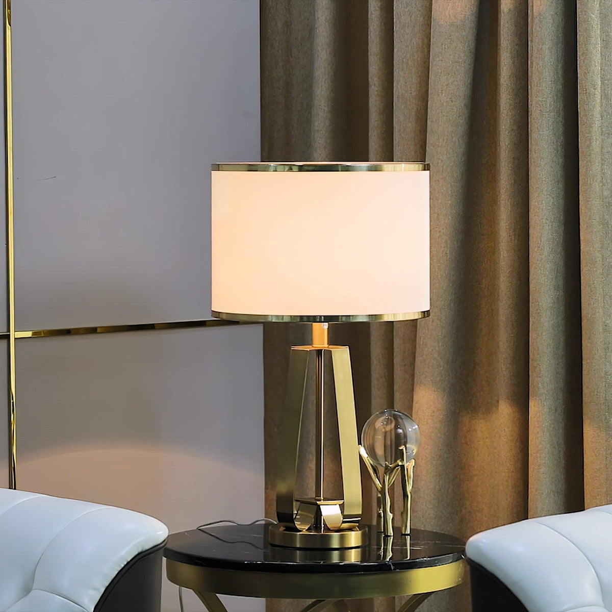 Linorira lámpara de mesa Luxe con tejido