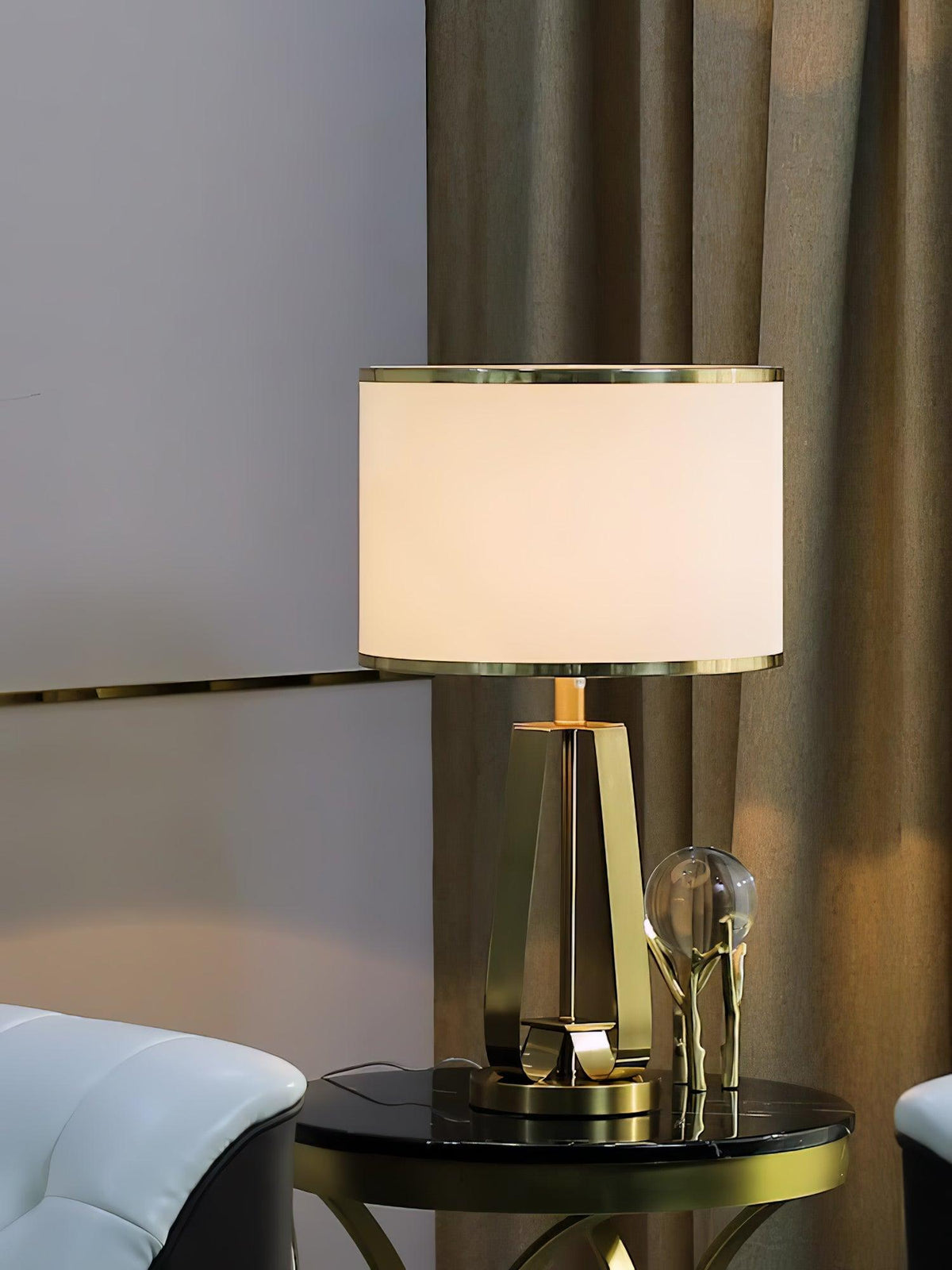 Linorira lámpara de mesa Luxe con tejido