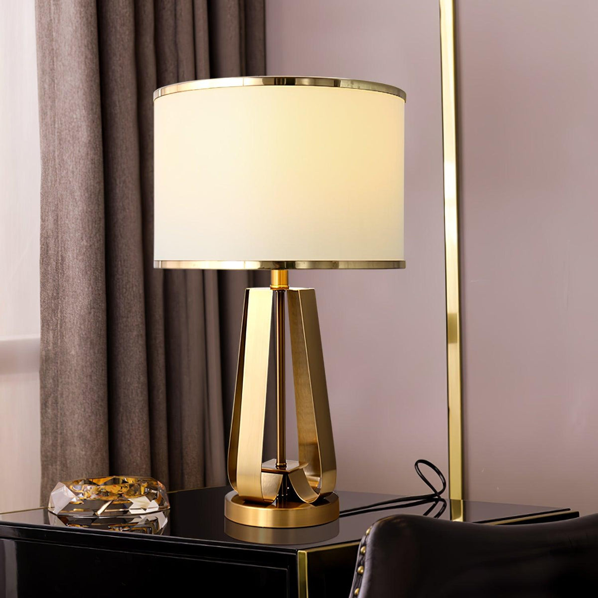 Linorira lámpara de mesa Luxe con tejido