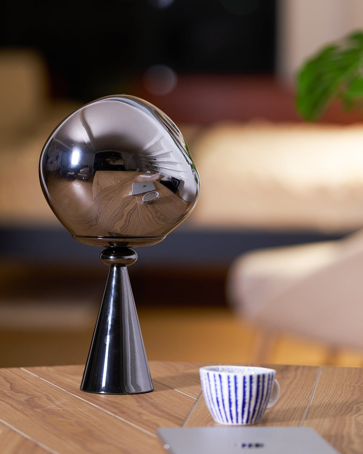 Unoril lámpara de mesa Artisan en PVC ahumado para escritorio