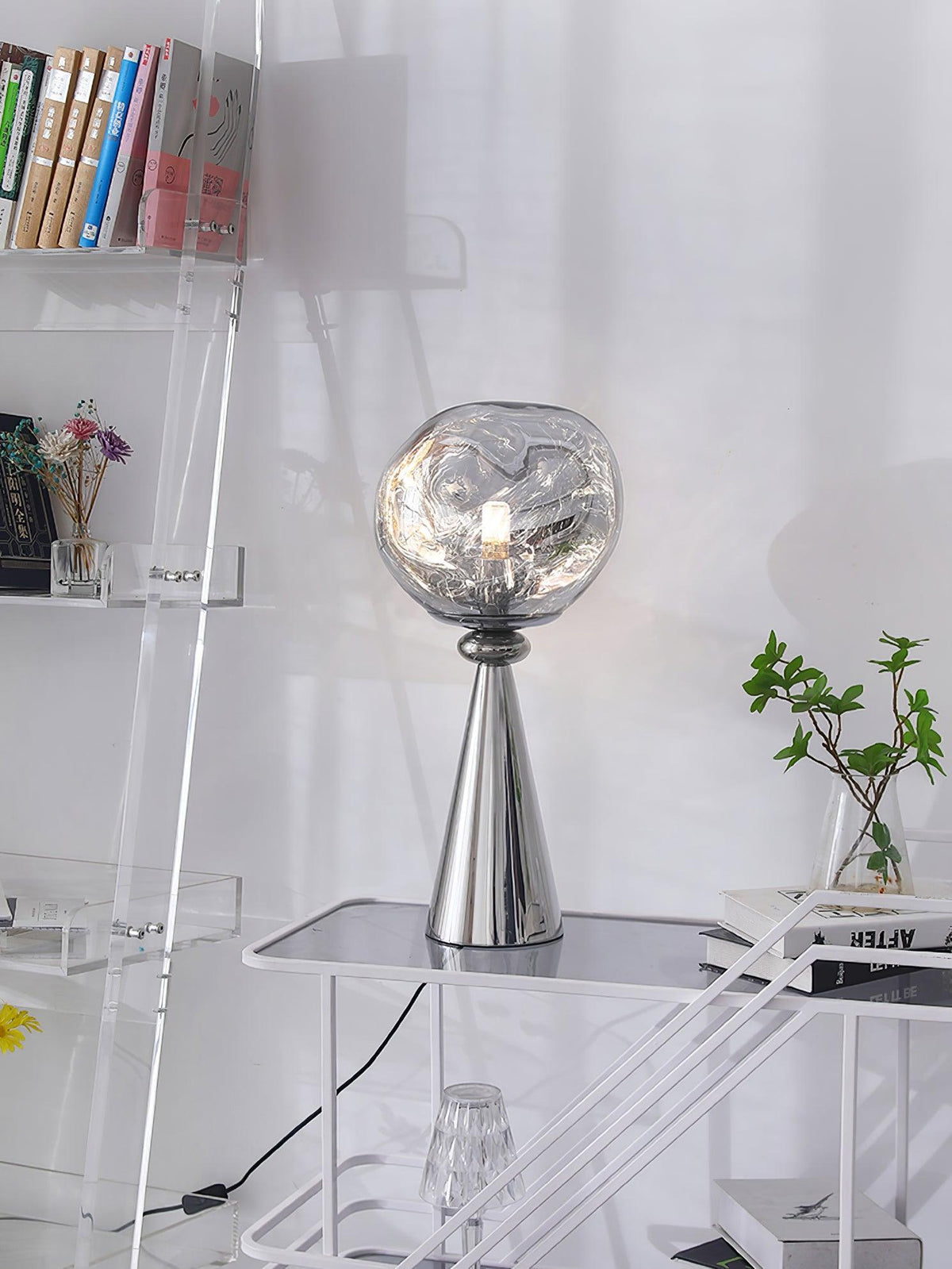 Unoril lámpara de mesa Artisan en PVC ahumado para escritorio