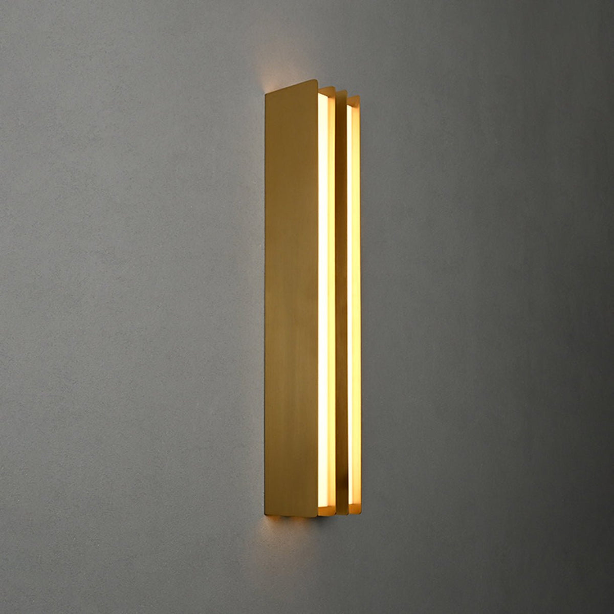 Vincent aplique de pared minimalista en latón con hojas superpuestas