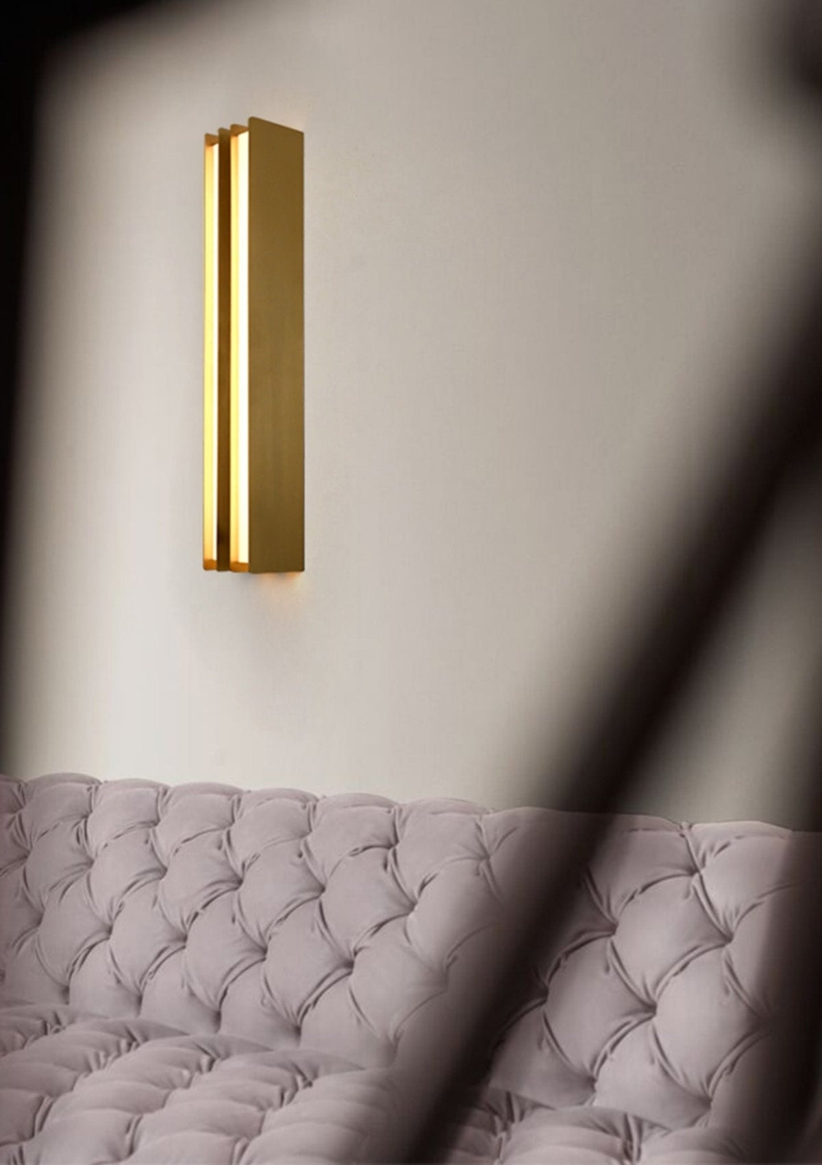 Vincent aplique de pared minimalista en latón con hojas superpuestas