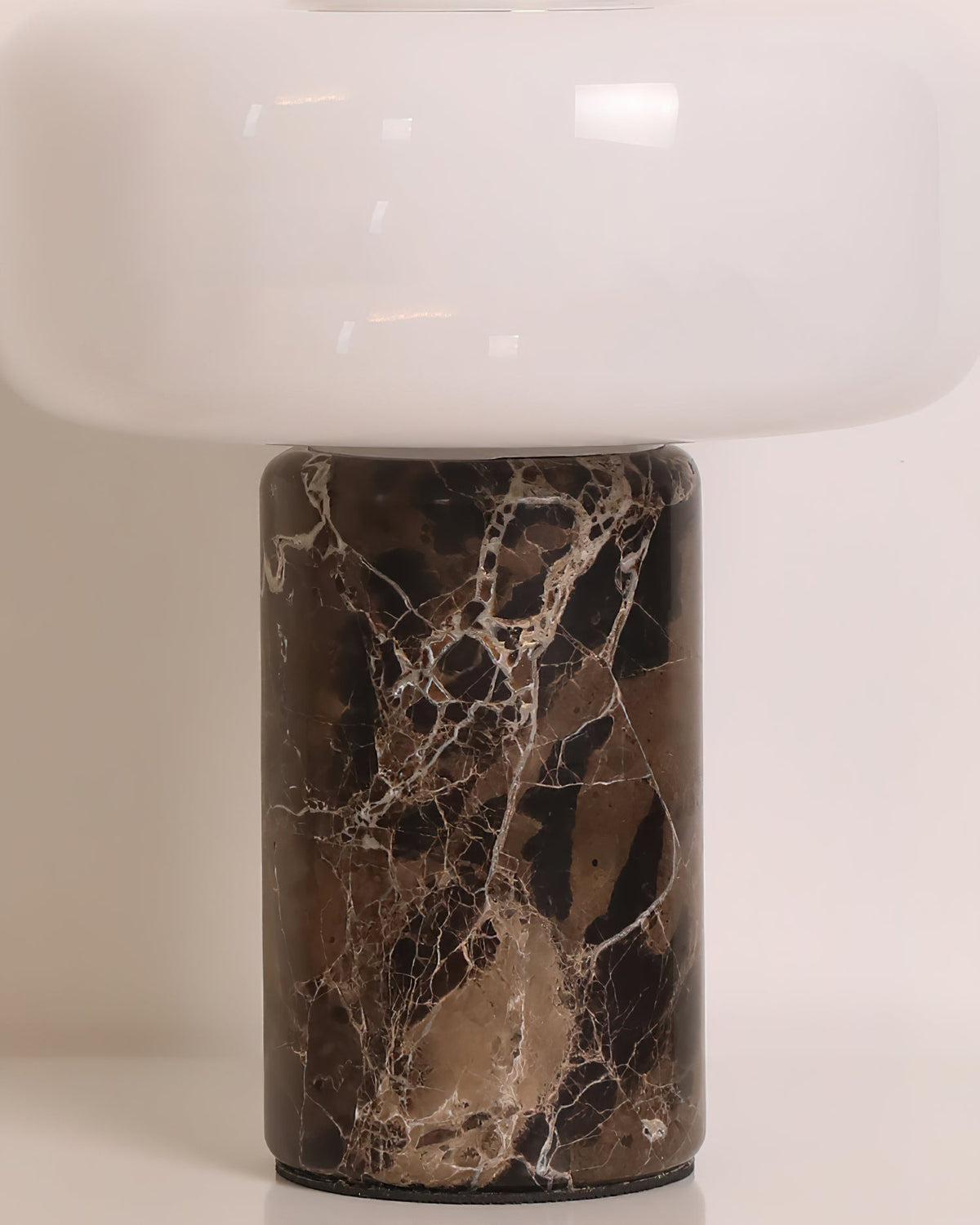 Orelinielle lámpara de mesa