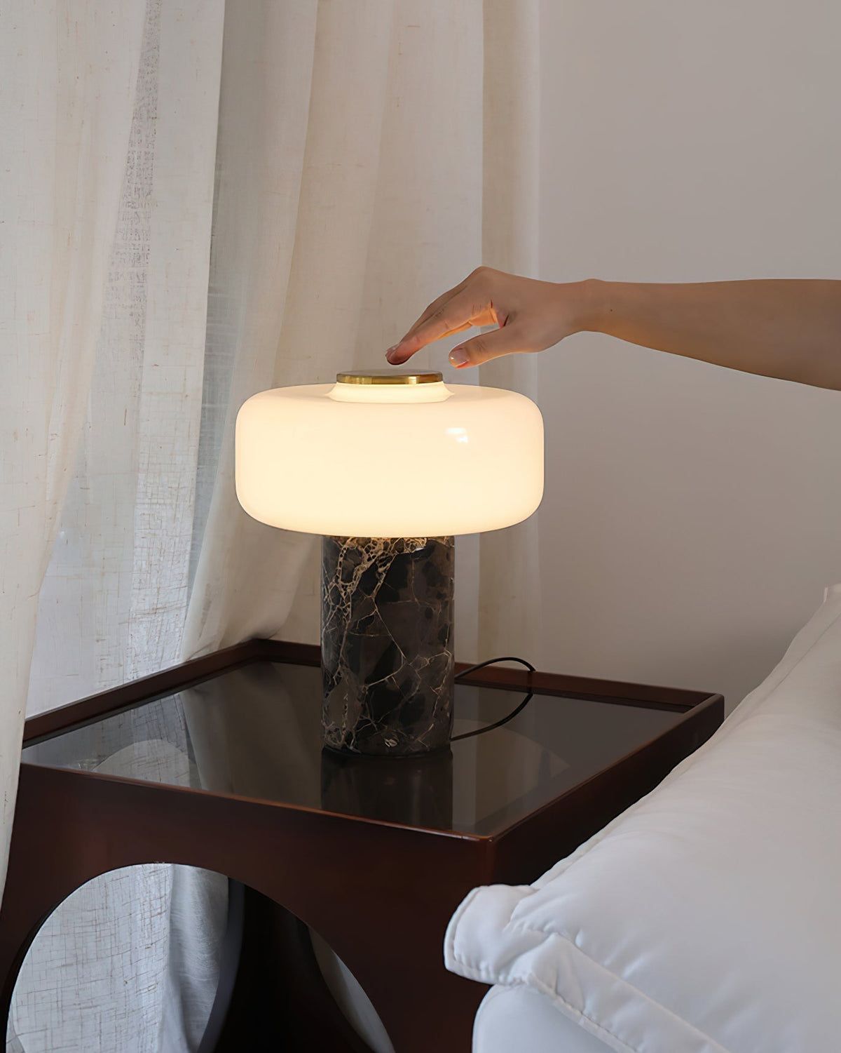 Orelinielle lámpara de mesa