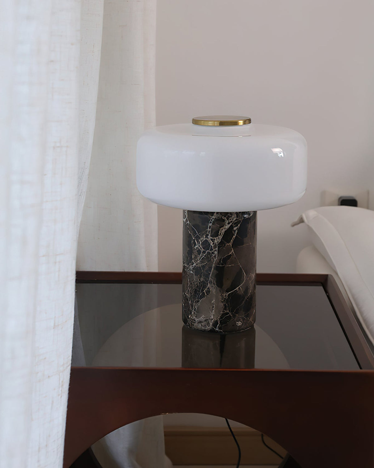 Orelinielle lámpara de mesa