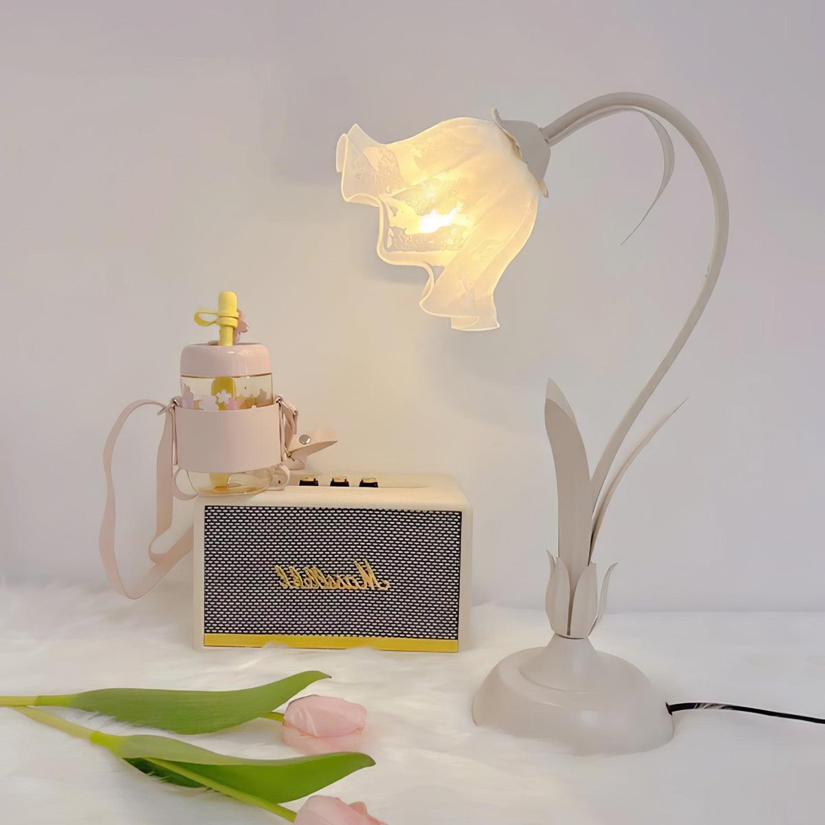 Zorien lámpara de mesa de acrílico con diseño floral