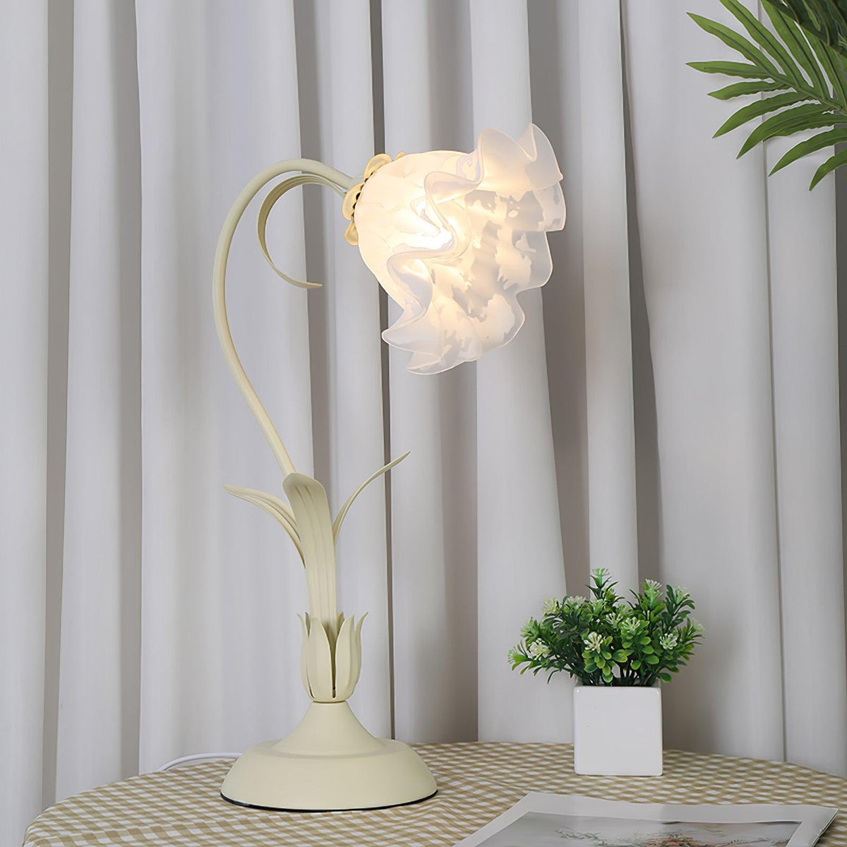Zorien lámpara de mesa de acrílico con diseño floral