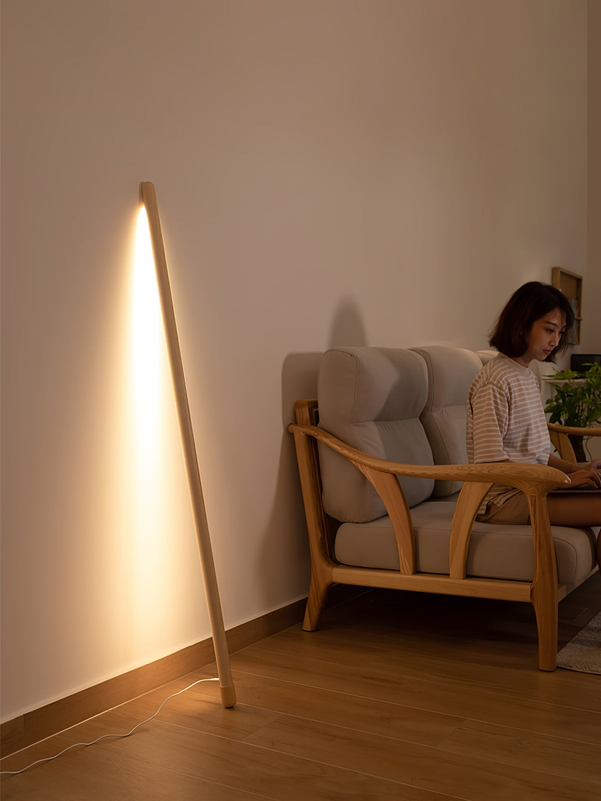 Echo lámpara de pie lineal moderna de madera