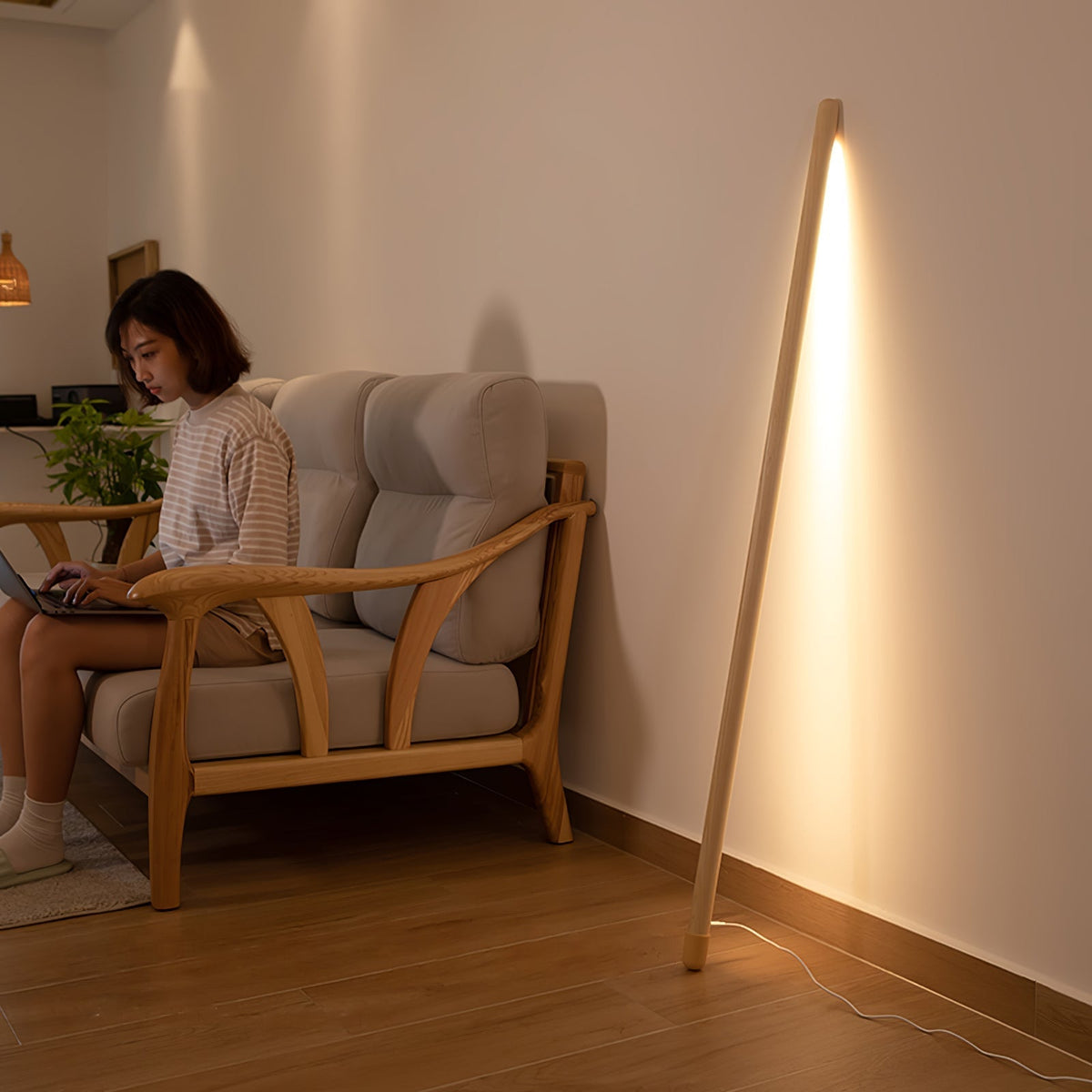 Echo lámpara de pie lineal moderna de madera
