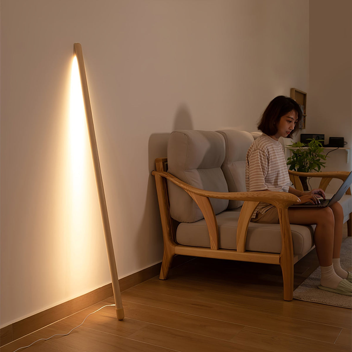 Echo lámpara de pie lineal moderna de madera