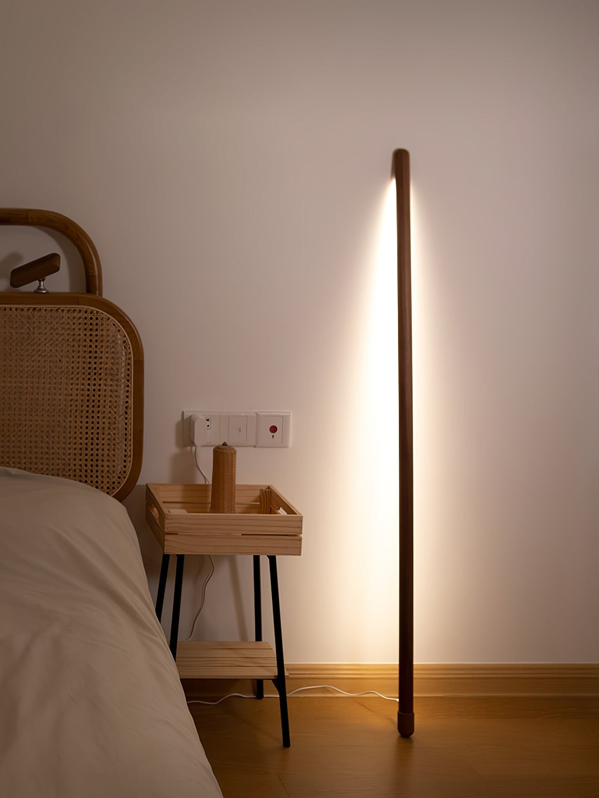 Echo lámpara de pie lineal moderna de madera