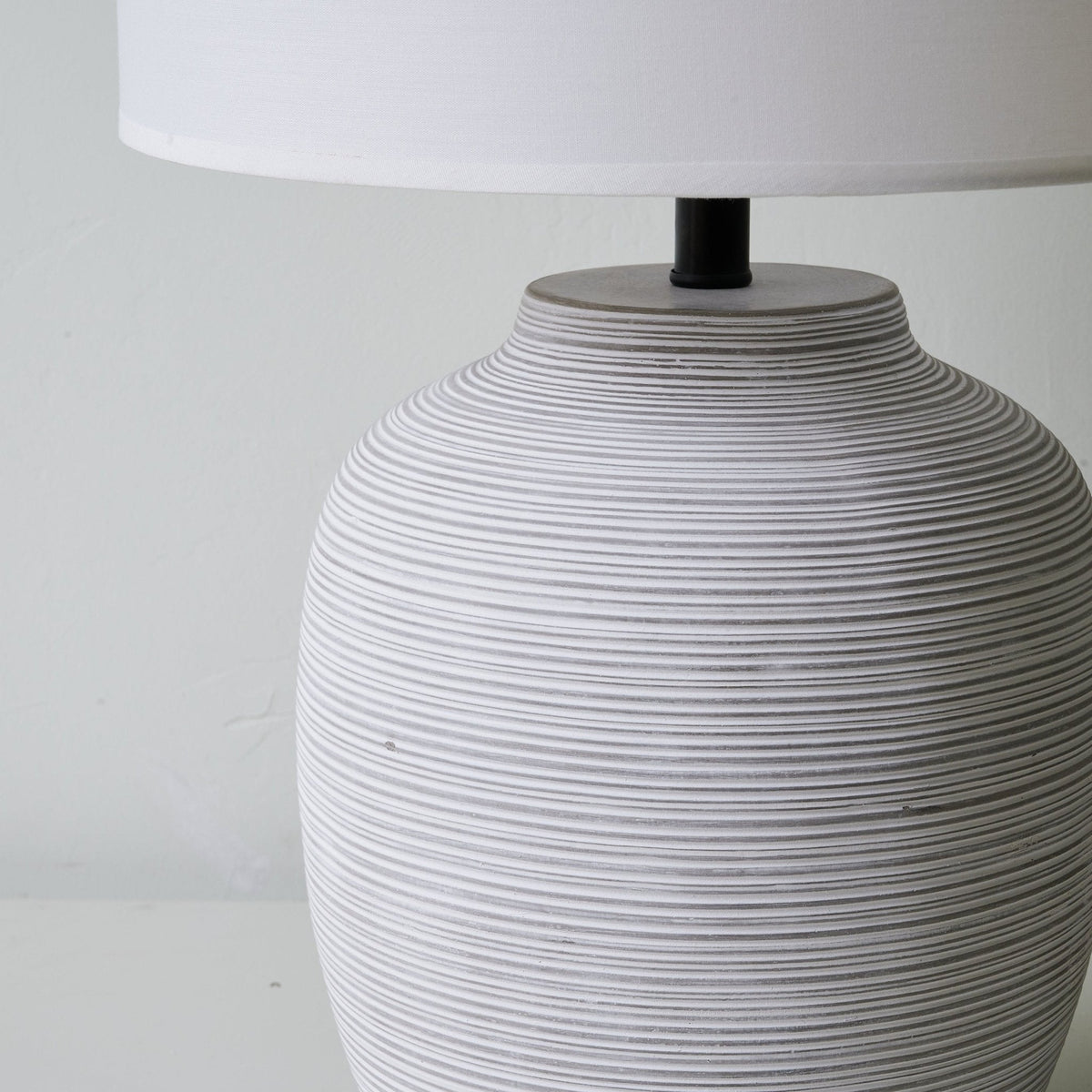 Edward lámpara de mesa minimalista en cerámica