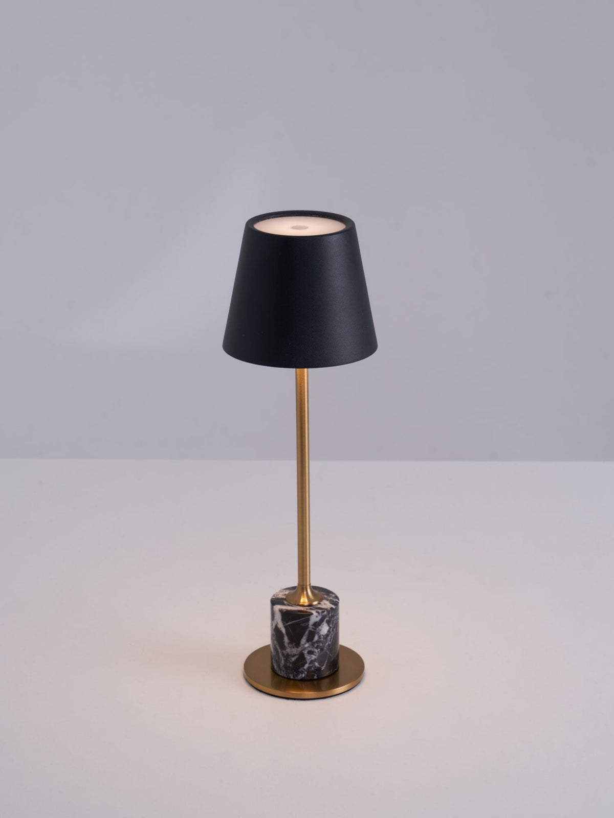 Penny lámpara de mesa minimalista