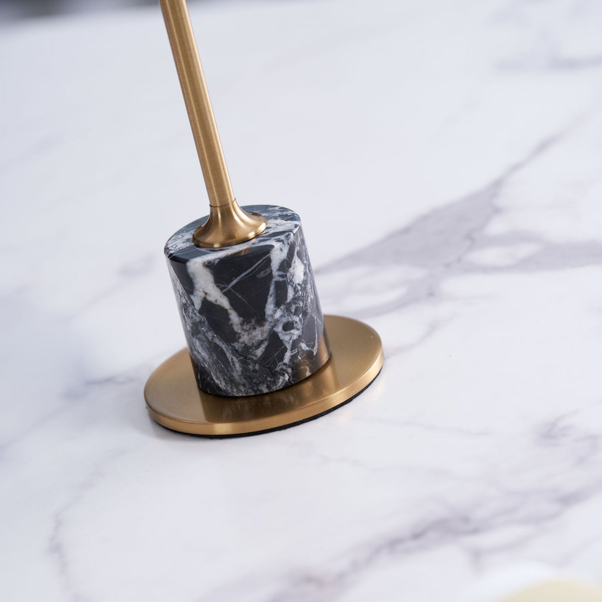Penny lámpara de mesa minimalista