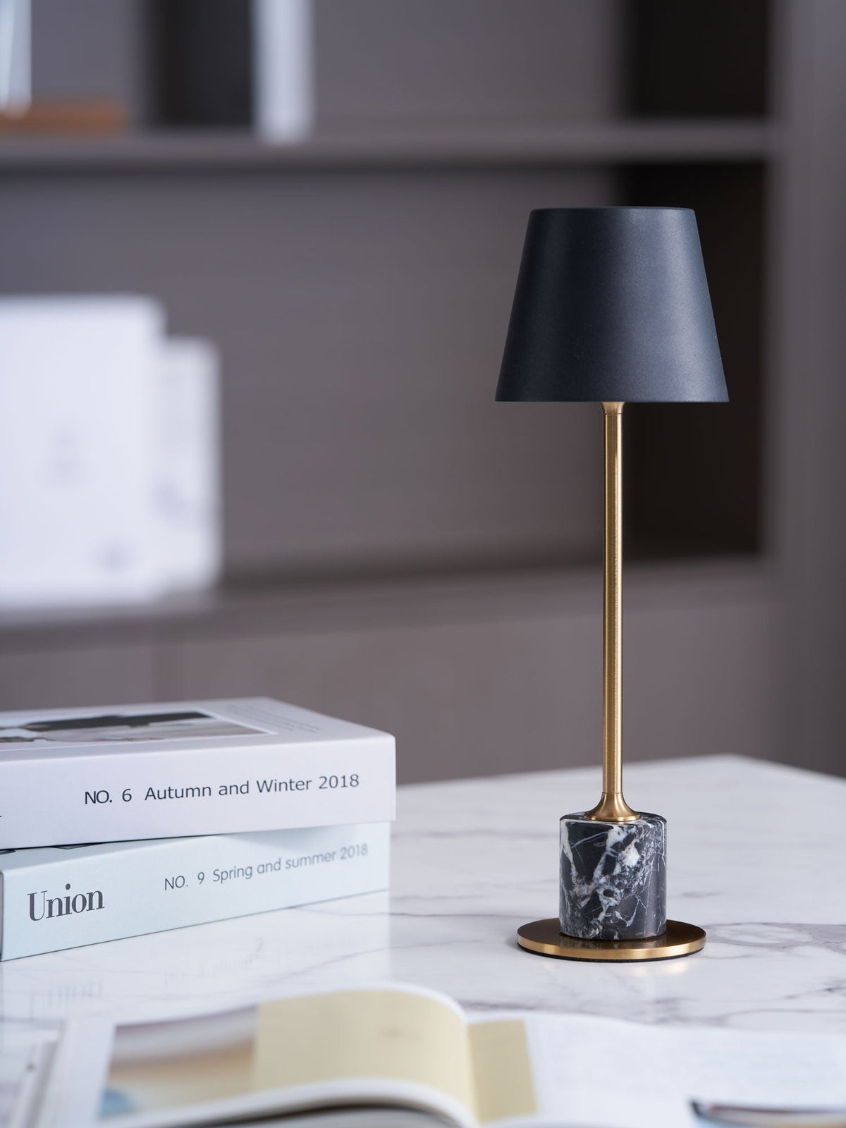 Penny lámpara de mesa minimalista