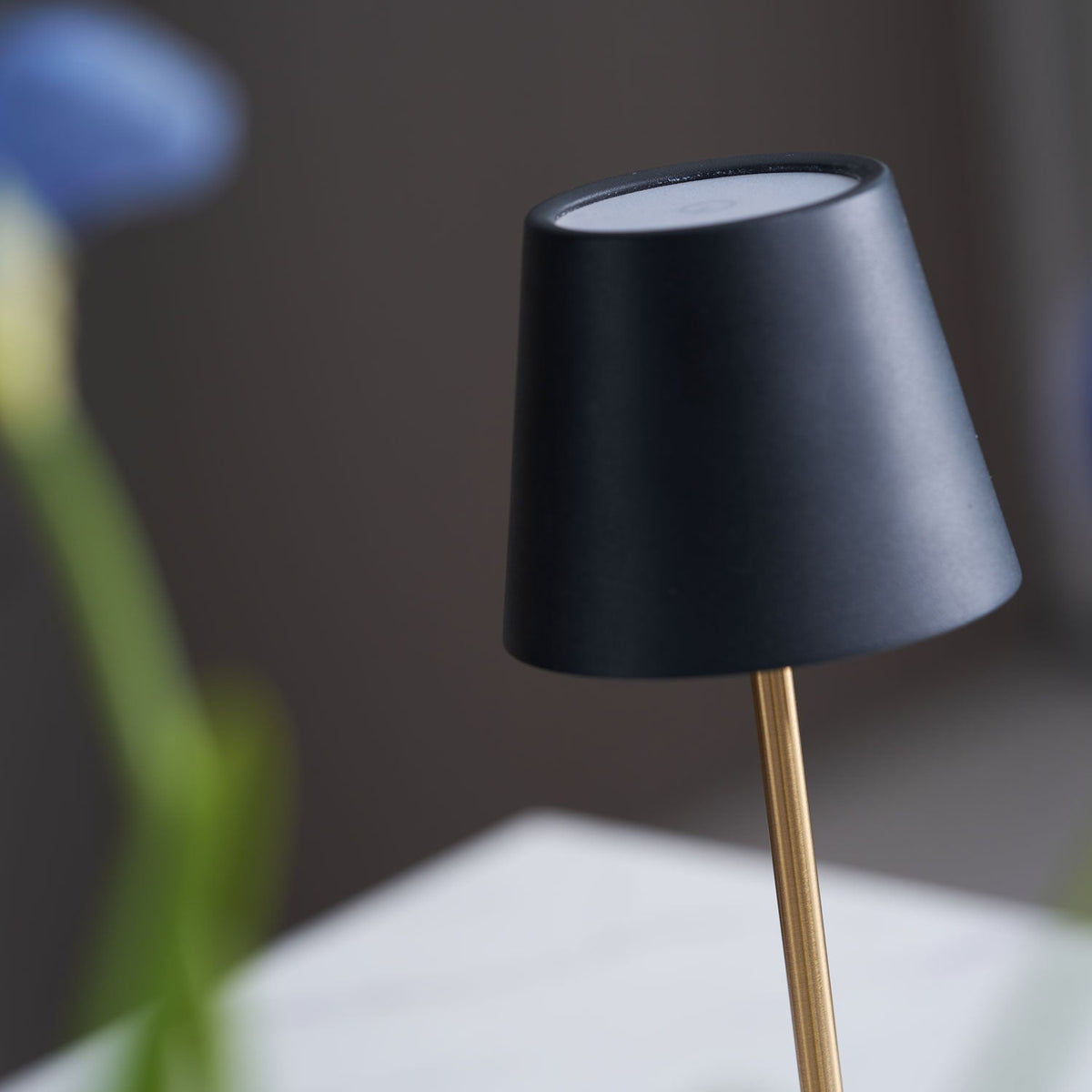 Penny lámpara de mesa minimalista