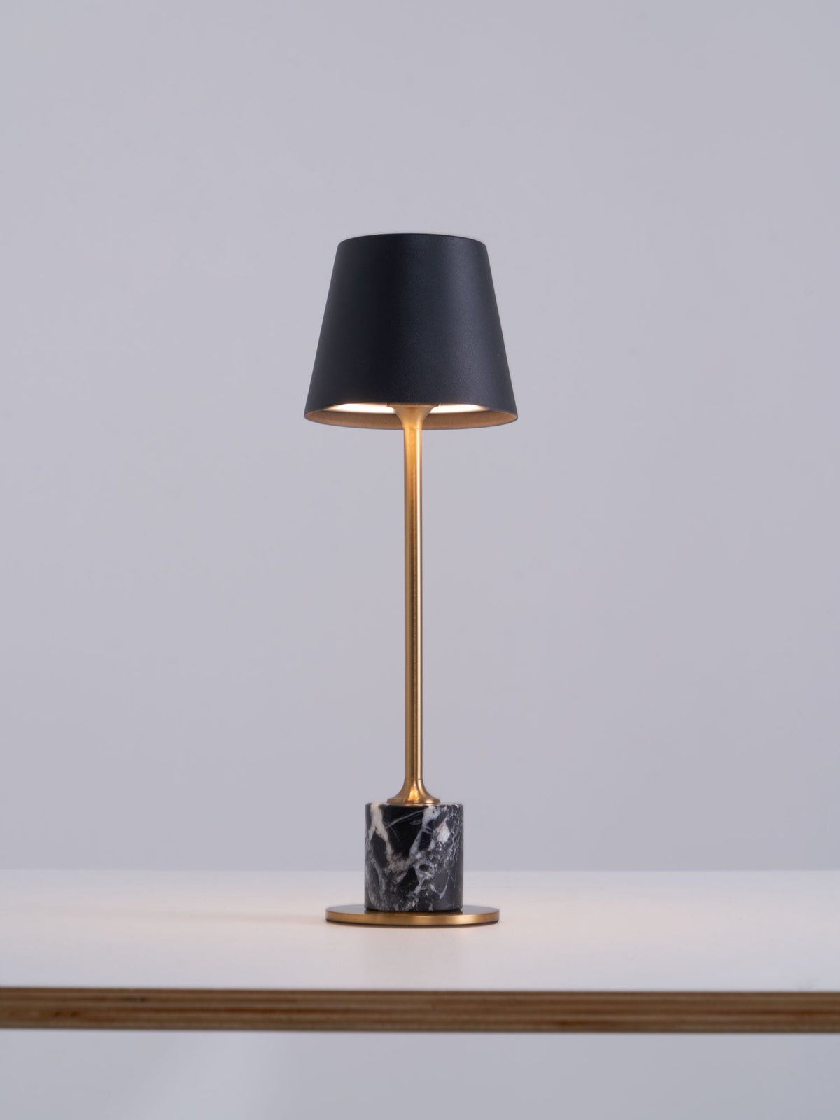 Penny lámpara de mesa minimalista